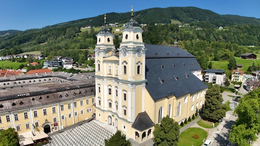 In neuem Glanz erstrahlt die imposante Basilika am Mondsee: 146
748 Schiefersteine des deutschen Premiumherstellers Rathscheck
sollen das aus dem Kinofilm "The Sound of Music" weltweit bekannte
Gotteshaus im Salzkammergut für das kommende Jahrhundert schützen.
Die Sanierungsarbeiten an der Basilika, deren Grundstein vor 555
Jahren gelegt wurde, sollen im Herbst abgeschlossen sein. Foto:
Rathscheck // Weiterer Text über ots und
www.presseportal.de/nr/19039 / Die Verwendung dieses Bildes für
redaktionelle Zwecke ist unter Beachtung aller mitgeteilten
Nutzungsbedingungen zulässig und dann auch honorarfrei.
Veröffentlichung ausschließlich mit Bildrechte-Hinweis.