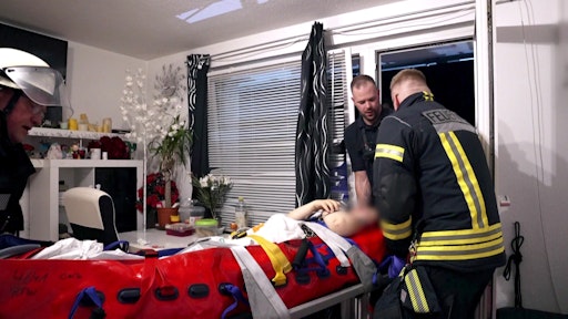 Die Situation ist lebensgefährlich und Kai und Carsten brauchen
die Unterstützung der Feuerwehr. Denn die Frau darf nicht mehr als
nötig bewegt werden. // Weiterer Text über ots und
www.presseportal.de/nr/6605 / Die Verwendung dieses Bildes für
redaktionelle Zwecke ist unter Beachtung aller mitgeteilten
Nutzungsbedingungen zulässig und dann auch honorarfrei.
Veröffentlichung ausschließlich mit Bildrechte-Hinweis.