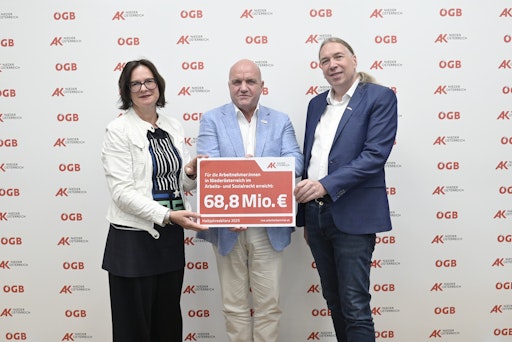 Arbeitsrechtsexpertin Vera Kmenta-Spalofsky, AK
Niederösterreich-Präsident und ÖGB NÖ-Vorsitzender Markus Wieser und
Thomas Kaindl, der Leiter der Abteilung Regionale Aufgaben,
präsentieren die Halbjahresbilanz im Arbeits- und Sozialrecht der AK
Niederösterreich.