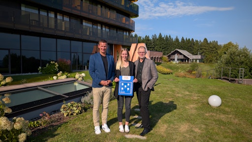 AVIVA Team mit Prüfer bei der Verleihung der 5 Flipcharts