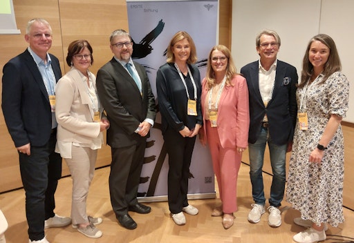 Bei der angeregten Diskussion im Congress Centrum Alpbach: Roland
Wallner (Stellvertreter der Geschäftsführung beim Hilfswerk
Österreich), Arbeitsmarktservice Österreich-Vorständin Petra Draxl,
IHS-Gesundheitsökonom Thomas Czypionka, ERSTE Stiftung
Aufsichtsratsmitglied Eva Höltl, Staatssekretärin Ulrike
Königsberger-Ludwig, ERSTE Stiftung CEO Boris Marte und Nicole
Traxler (Geschäftsführerin Alles Clara)
