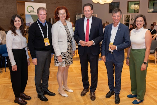 Foto v.l.n.r.: Marlene Baldinger (Moderation), Frank Schuster
(EIB), Sigrid Stagl (WU Wien), Norbert Totschnig (BMLUK), Michael
Alge (Raiffeisen Landesbank VBG), Katja Hummer (Moderation)