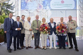 Bei schönem Sommerwetter eröffneten: BM Klaudia Tanner in
Vertretung von Bundeskanzler Christian Stocker, LH-Stv. Stephan
Pernkopf in Vertretung von Landeshauptfrau Johanna Mikl-Leitner,
Präsident des Nationalrates Walter Rosenkranz, Abg. z. Nationalrat,
Präsident der NÖ Landes- Landwirtschaftskammer Johannes
Schmuckenschlager, Bürgermeister der Stadtgemeinde Tulln Peter
Eisenschenk, Präsidentin d. Bundesverbandes der Österreichischen
Gärtner Ulrike Jezik-Osterbauer und Geschäftsführer der Messe Tulln
Wolfgang Strasser - die Int. Gartenbaumesse Tulln.