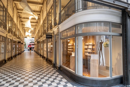 Vorschau Bild von Blick in die historische Quadrant Arcade an der Regent Street,
London. Rechts im Vordergrund der neue BIOGENA Flagship Store mit
großer Glasfront und eleganter Innenarchitektur. Das moderne
Store-Design verbindet helle Materialien, Transparenz und Klarheit –
ein architektonisches Statement, wo Gesundheit auf Design trifft.