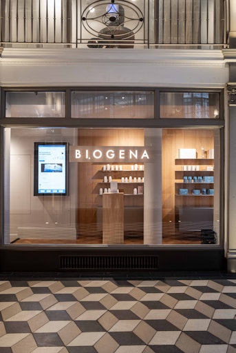 Frontansicht des BIOGENA Stores in der Quadrant Arcade, Regent
Street, London. Durch die großzügige Glasfront sind die
Produktwelten sichtbar – klar präsentiert, in minimalistischer
Architektur mit warmen Holzelementen. Der Store vereint
Gesundheitskompetenz „Made in Austria“ mit modernem Londoner
Lifestyle.