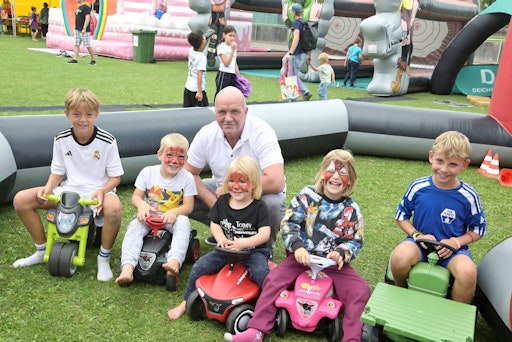 AK Niederösterreich-Präsident und ÖGB
Niederösterreich-Vorsitzender Markus Wieser mit jungen
Besucher:innen beim Familienfest von AK Niederösterreich und ÖGB im
Industrieviertel. Fotocredit: Alexandra Kromus.