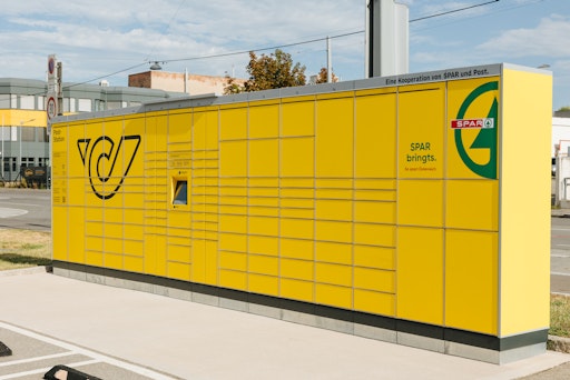 Vorschau Bild von Die neue Poststation vor dem EUROSPAR-Markt in Wien-Meidling
verfügt über fast 140 Abholfächer und ist 24/7 zum Abholen und
Versenden von Paketen verfügbar