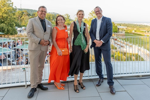 Vorschau Bild von RTK-Sommerfest im Weitsicht Cobenzl: v.l. RTK-Präsident Thomas
Ziegler, RTK-Geschäftsführerin Uschi Huber, RTK-Vizepräsidentin Ulli
Retter und Thomas Schmidt, Weitsicht Cobenzl und Café Rondell by DoN