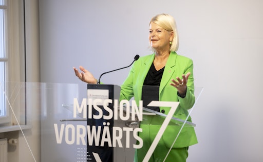 Vorschau Bild von Verteidigungsministerin Klaudia Tanner und General Rudolf
Striedinger