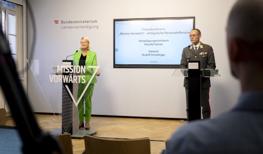 Vorschau Bild von Verteidigungsministerin Klaudia Tanner und General Rudolf
Striedinger