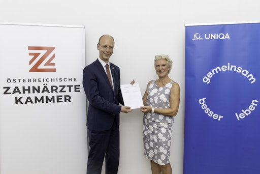 Dr.in Birgit Vetter-Scheidl, Präsidentin der Österreichischen
Zahnärztekammer, und Dr. Hans Aubauer, Leiter Krankenversicherung
der UNIQA Österreich Versicherungen AG und CEO UNIQA HealthService
GmbH, bei der Unterzeichnung der Kooperationsvereinbarung.