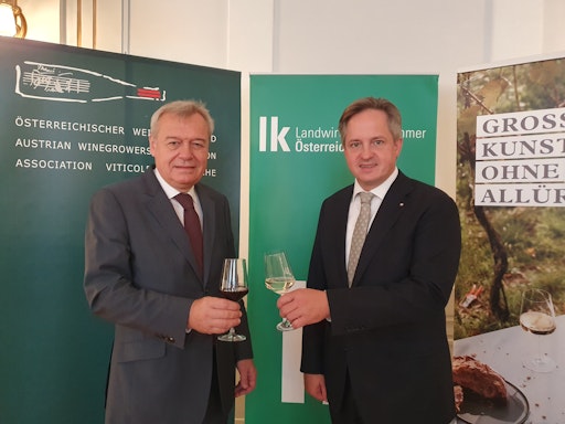 Vorschau Bild von Der Geschäftsführer des Österreichischen Weinbauverbands, Josef
Glatt, und der Präsident des Österreichischen Weinbauverbands,
Johannes Schmuckenschlager, heute beim Weinernte-Pressegespräch in
Wien.