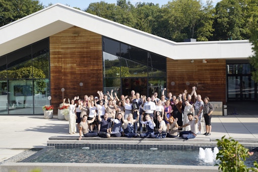 Vorschau Bild von Team Heilthermen Resort Bad Waltersdorf freut sich über den DACH
Spa Award