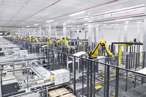 In der hochautomatisierten Anlage sind 95 % der
Kommissionierprozesse automatisiert, unter anderem durch
Depalettier- und Palettierroboter. // Weiterer Text über ots und
www.presseportal.de/nr/160534 / Die Verwendung dieses Bildes für
redaktionelle Zwecke ist unter Beachtung aller mitgeteilten
Nutzungsbedingungen zulässig und dann auch honorarfrei.
Veröffentlichung ausschließlich mit Bildrechte-Hinweis.