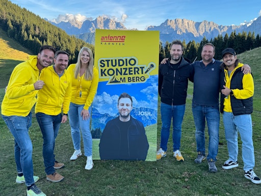 Vorschau Bild von Strahlende Gesichter am Gipfel: JOSH. mit dem Antenne Kärnten
Team und „Bergherr“ Andreas Blüm. V.l.n.r.: Andreas Sollbauer
(Marketing Manager Antenne Kärnten), Timm Bodner (Prokurist,
Programmchef Antenne Kärnten), Sandra Kreiner (Verkaufsleitung
Antenne Kärnten), JOSH., Andreas Blüm (GF Bergbahnen Dreiländereck),
Ben Maruschek (Moderator Antenne Kärnten)