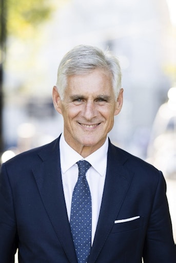  Michael Linhart blickt auf eine über drei Jahrzehnte lange
Karriere im diplomatischen Dienst zurück. Er war unter anderem
Österreichs Botschafter in Athen und Paris, sowie Generalsekretär im
Außenministerium, bevor er 2021 das Amt des Außenministers übernahm.
Von 2022 bis 2025 war Linhart auf Posten in Berlin. Seit Mai 2025
ist Linhart Präsident des renommierten Europa-Forums in der Wachau.