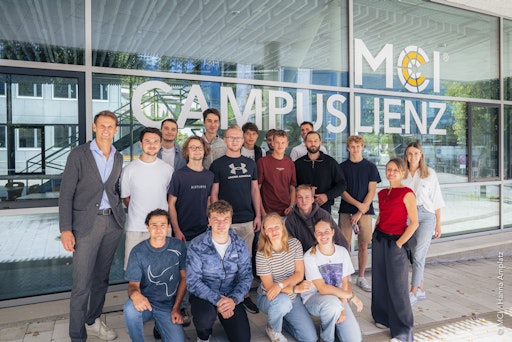 Standortleiter Hansjörg Jaufenthaler (links außen) und Vanessa
Ebenberger (rechts außen) begrüßen die Studierenden am MCI Campus
Lienz ©MCI/Hanna Amplatz
