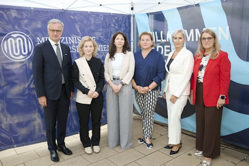 v.l.n.r.: MedUni Wien-Rektor Markus Müller, Bundesministerin
Eva-Maria Holzleitner, UGB-Leiterin Katharina Stolz,
Bundesministerin Korinna Schumann, Bundesministerin Anna Sporrer,
Staatssekretärin Ulrike Königsberger-Ludwig