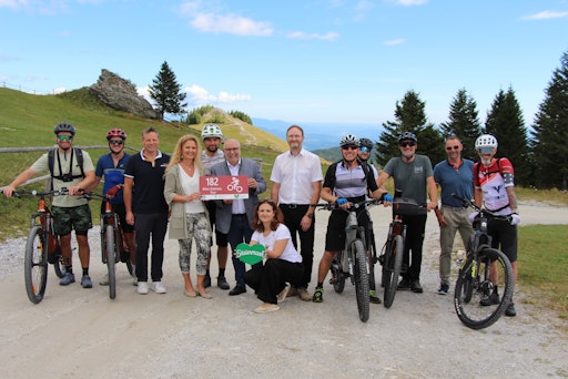 Vorschau Bild von Bürgermeister, Projektpartner und Medienvertreter bei der
Eröffnung der neuen Strecke beim "Alten Almhaus".