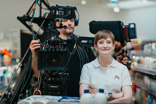 Vorschau Bild von Dreharbeiten im dm Markt: Um die Preiswürdigkeit noch stärker in
den Mittelpunkt zu stellen, widmet dm dem Preis erstmals eine
vollständige 360-Grad-Kampagne mit eigenem TV-Spot, der die dm
immergünstigen Preise in allen Warenbereichen auf humorvolle Weise
in Szene setzt.