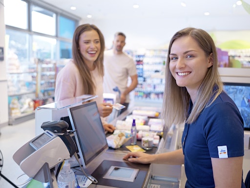 Vorschau Bild von dm immergünstig: Während die allgemeine Inflation in Österreich
aktuell mit 2,83 Prozent ausgewiesen wird, liegt die Teuerung im
Warenkorb von dm drogerie markt im Zeitraum September 2024 bis
August 2025 lediglich bei 0,58 Prozent. Seit Juli wurden außerdem
bereits rund 400 Produkte dauerhaft im Preis gesenkt – im
Durchschnitt um neun Prozent.
