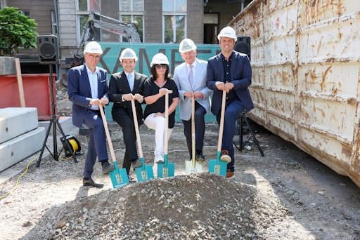 Von Links nach Rechts: BM DI Markus Kleindienst (Geschäftsführung
Kamper), CEO Thomas Ebm (WPK), Bezirksrätin Monika Starnberger, Dr.
Walter Ebm (WPK) und Martin Kamper (Geschäftsführung Kamper)