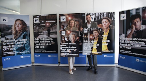 IV-NÖ-Geschäftsführerin Michaela Roither und IV-NÖ-Präsident Kari
Ochsner präsentieren die neuen Plakatsujets der IV-NÖ-Kampagne
„Damit AUT nicht OUT wird“.
