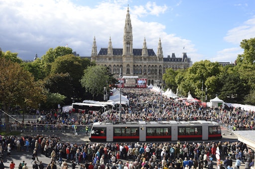  Der Wiener Rathausplatz anlässlich des 150-jährigen Jubiläums der
Wiener Straßenbahn im Jahr 2015. An dieser Stelle findet heuer auch
die TRAM-WM statt.