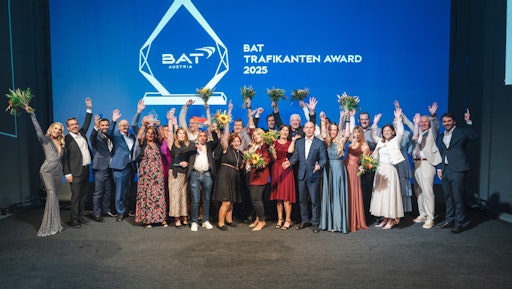 Vorschau Bild von GewinnerInnen, ihre MitarbeiterInnen und TrafikantInnen und
LaudatorInnen des 13. BAT Trafikanten Awards 2025