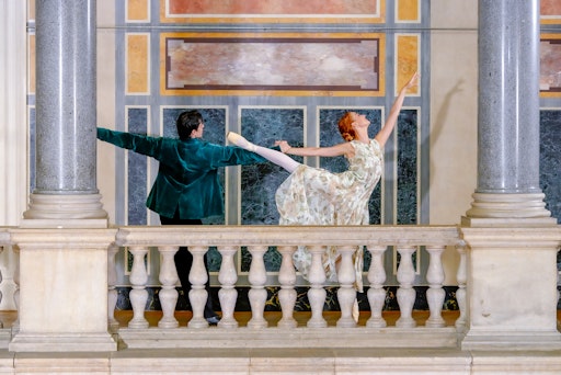 Vorschau Bild von Tanzeinlage aus dem MAK als Teil der ORF TV-Übertragung des
Neujahrskonzerts 2026 Im Bild: Calogero Failla, Alaia Rogers-Maman.