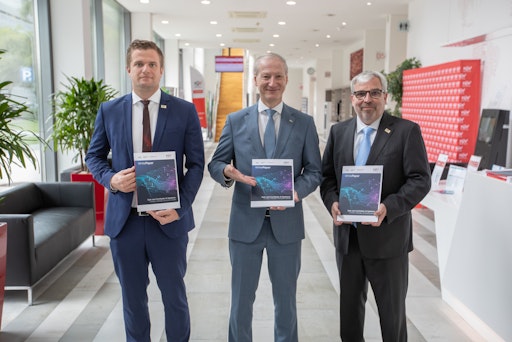 TÜV AUSTRIA CEO Stefan Haas und die Geschäftsführer des TÜV
AUSTRIA Joint Venture TRUSTIFAI, Andreas Gruber und Thomas Doms,
präsentieren praxisorientiertes Whitepaper „Safe and Certifiable AI
Systems”