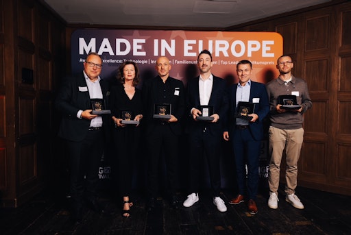 Nahmen gestern den "Made in Europe"-Award in Berlin entgegen (von
links): Dr. Thomas Stoffmehl (Vorwerk), Claudia Alsdorf (Schwarz
Digits), Robin Kaufmann (Neura Robotics), Timm Jaeger
(EintrachtTech), Jan Kirsch (Seeburger) und Artus Rupalla
(TeamViewer) // Weiterer Text über ots und
www.presseportal.de/nr/153584 / Die Verwendung dieses Bildes für
redaktionelle Zwecke ist unter Beachtung aller mitgeteilten
Nutzungsbedingungen zulässig und dann auch honorarfrei.
Veröffentlichung ausschließlich mit Bildrechte-Hinweis.