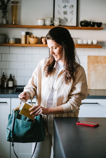 Vorschau Bild von Mutter mit Impfpass