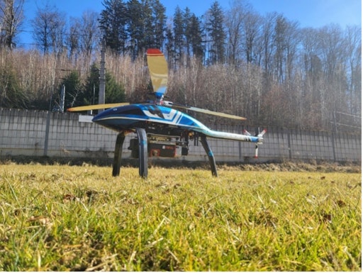 Der für diese Aufnahmen eingesetzte Velos Rotors V3 zeichnet sich
durch seinen Dual-Rotor, lange Flugzeiten und hohe Nutzlastkapazität
aus. Dank seiner Robustheit eignet er sich besonders für
Inspektionen großflächiger Infrastrukturen, selbst unter
anspruchsvollen Wetterbedingungen. Seine Robustheit und
Vielseitigkeit machen ihn zur idealen Plattform für die hochpräzise
Datenerfassung in der Bahninfrastruktur-Überwachung.