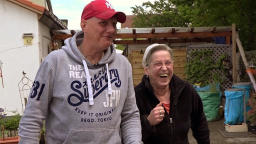 Elvis und Dagmar waren sehr gut befreundet. Nicht ohne Grund hat
er sie mal die ,,Mutter Teresa der Benz-Baracken" getauft. //
Weiterer Text über ots und www.presseportal.de/nr/6605 / Die
Verwendung dieses Bildes für redaktionelle Zwecke ist unter
Beachtung aller mitgeteilten Nutzungsbedingungen zulässig und dann
auch honorarfrei. Veröffentlichung ausschließlich mit
Bildrechte-Hinweis.