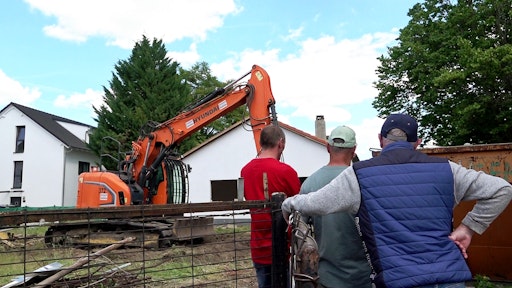 Vorschau Bild von Der Abriss des kleinen weißen Häuschens sorgt für Trauer in den
Benz-Baracken. Florian, Michael und Lothar können nur noch
zuschauen. // Weiterer Text über ots und www.presseportal.de/nr/6605
/ Die Verwendung dieses Bildes für redaktionelle Zwecke ist unter
Beachtung aller mitgeteilten Nutzungsbedingungen zulässig und dann
auch honorarfrei. Veröffentlichung ausschließlich mit
Bildrechte-Hinweis.