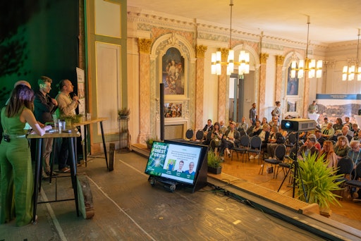 Vorschau Bild von Future Forest Forum Theatersaal // Weiterer Text über ots und
www.presseportal.de/nr/180900 / Die Verwendung dieses Bildes für
redaktionelle Zwecke ist unter Beachtung aller mitgeteilten
Nutzungsbedingungen zulässig und dann auch honorarfrei.
Veröffentlichung ausschließlich mit Bildrechte-Hinweis.