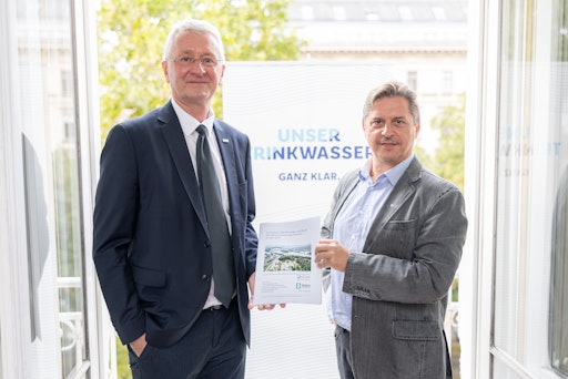 v.l.n.r.: ÖVGW-Vizepräsident Mag. Nikolaus Sauer, Sprecher des
Wasserfachs und DI Dr. Roman Neunteufel (BOKU Wien, Studienautor)
mit der Studie zum Jahr 2024.