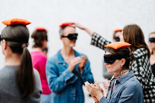 Vorschau Bild von Dancing in the Dark Das Konzept den Tango blind zu tanzen, eignet
sich auch besonders als Teambuilding-Format für Firmen, die dieses
Angebot in ihr Seminar integrieren möchten. Der Tango wird damit zum
Werkzeug für Führung, nonverbale Kommunikation und achtsames
Miteinander. Beim Tango-Tanzen mit verbundenen Augen wird Führung
unmittelbar erfahrbar: Wer führt, muss klar und zugleich empfänglich
sein. Wer folgt, braucht Vertrauen und Selbstverantwortung. Es geht
nicht um Tanztechnik, sondern um die Fähigkeit, unter Unsicherheit
präsent, handlungsfähig und in Beziehung zu bleiben.