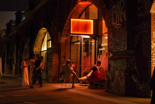 Vorschau Bild von Menschen stehen am Abend auf der Donaukanalpromenade vor Lillis
Stadtbahnbögen