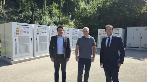(v.r.n.l.) Peter J. Zehetner, Alois Huemer und Michael
Stiefmüller beim Batteriespeicherpark in Deutenham