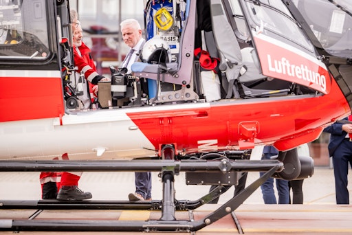 Vorschau Bild von Christoph Mannheim ist für komplexe Notfälle gerüstet - von
Kindernotfällen bis zu invasiven Notfalltechniken. // Weiterer Text
über ots und www.presseportal.de/nr/60539 / Die Verwendung dieses
Bildes für redaktionelle Zwecke ist unter Beachtung aller
mitgeteilten Nutzungsbedingungen zulässig und dann auch honorarfrei.
Veröffentlichung ausschließlich mit Bildrechte-Hinweis.