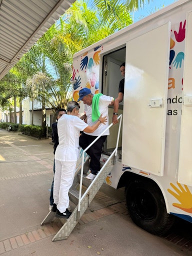 Mitarbeiter*innen der venezolanischen Hilfsorganisation Convite
helfen einem älteren Mann aus einer mobilen Gesundheitsstation, in
der kostenlose medizinische Untersuchungen angeboten werden.
Gemeinsam mit Convite unterstützt HelpAge Deutschland e.V. ältere
Geflüchtete in Venezuela und Kolumbien mit Trinkwasser,
Lebensmitteln und Hygieneartikeln sowie medizinischer Hilfe. //
Weiterer Text über ots und www.presseportal.de/nr/60392 / Die
Verwendung dieses Bildes für redaktionelle Zwecke ist unter
Beachtung aller mitgeteilten Nutzungsbedingungen zulässig und dann
auch honorarfrei. Veröffentlichung ausschließlich mit
Bildrechte-Hinweis.