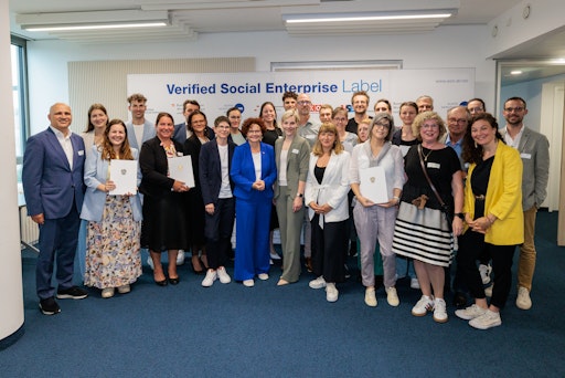 V.l.n.r. Bernhard Sagmeister (Geschäftsführer aws),
Staatssekretärin Elisabeth Zehetner (BMWET), Bettina
Dorfer-Pauschenwein (Vizepräsidentin WKÖ), Lena Gansterer
(stellvertretende Vorstandsvorsitzende SENA) mit den 15 neuen
VSE-Label-Tragenden
