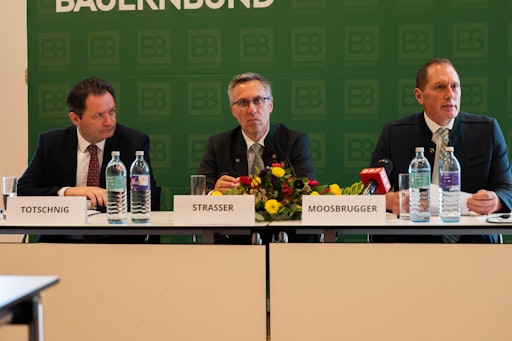 Landwirtschaftsminister Norbert Totschnig, Bauernbund-Präsident
Georg Strasser und LKÖ-Präsident Josef Moosbrugger beim
Agrarpolitischen Herbstraufakt 2025.