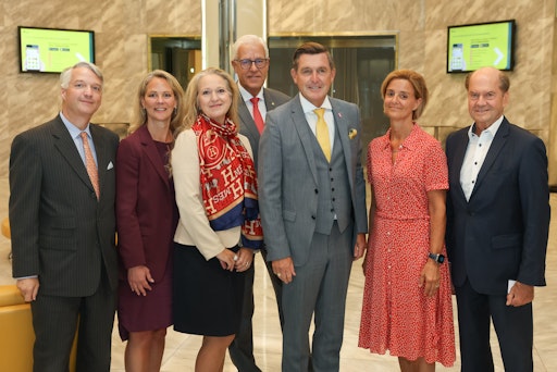 Nikolaus Somogyi, RBI, Head of Industrials; Susanne Haider, RBI,
Industry Lead Mobility; Sabine Hauser, Shell Austria,
Geschäftsführung; Rainer Klöpfer, Shell Austria Geschäftsführung;
Peter Hanke, Bundesminister für Innovation, Mobilität und
Infrastruktur; Valerie Brunner, RBI, Vorstandsmitglied Corporate und
Investment Banking; Mario Rohracher, GSV, Generalsekretär