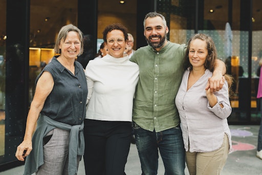 Vorschau Bild von Die Gründer:innen und Gastgeber:innen: Dr. Karin Buchart,
Ernährungswissenschafterin; Elisabeth Schratl, Burgverwalterin;
Thomas Hollaus, Geschäftsführer Fort Kulinarik; Eva Schevers,
Geschäftsführerin Fort Kulinarik