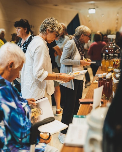 Vorschau Bild von Fermentista im Austausch und beim Verkosten von
selbstfermentieren Produkten.