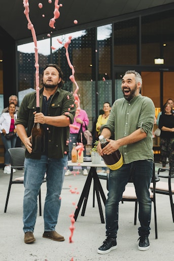 Vorschau Bild von Rupert Blaickner, Fermentista, und Thomas Hollaus,
Geschäftsführer Fort Kulinarik, lassen Wasserkefiere sprudeln.