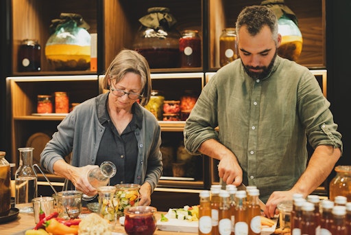 Vorschau Bild von Dr. Karin Buchart und Thomas Hollaus beim fermentieren von Gemüse